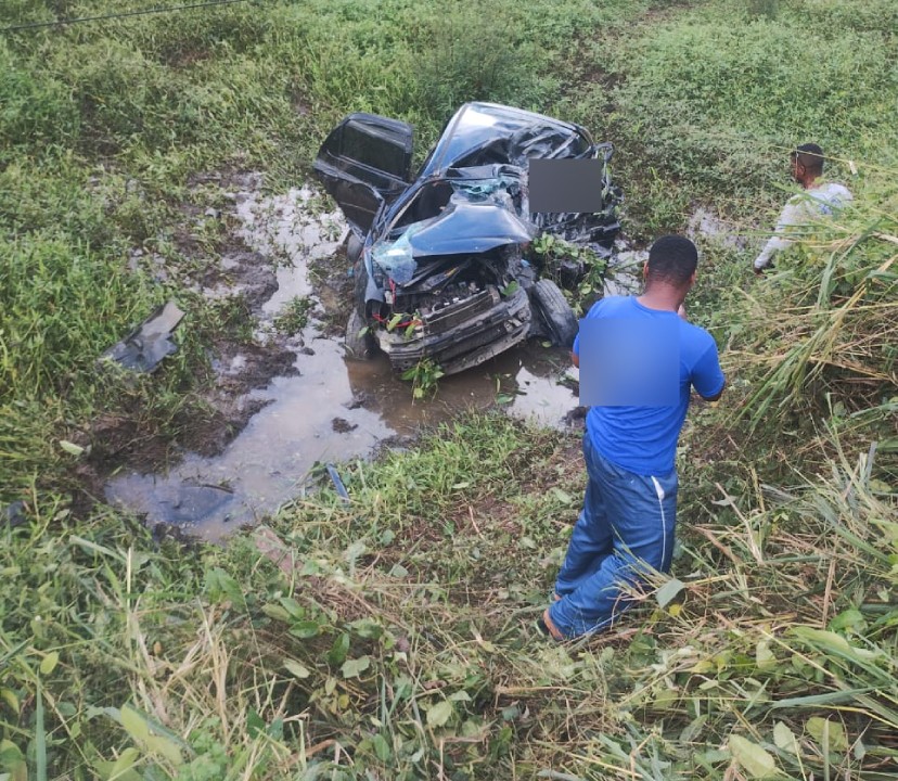 Três pessoas morrem e uma fica ferida após carro bater em caminhão caçamba no sul da Bahia