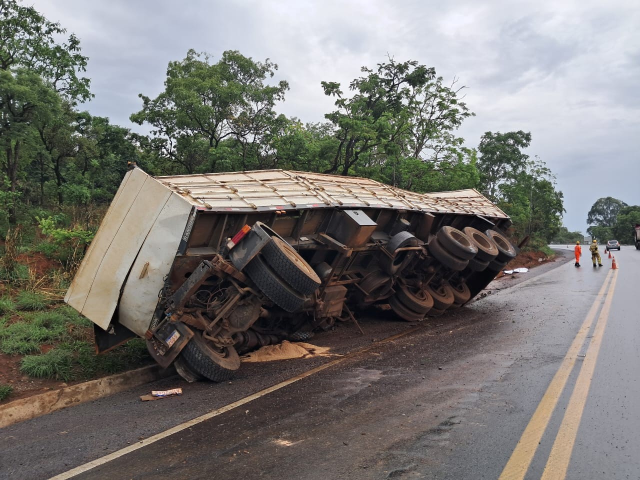 Motorista morre após perder controle de carreta e bater em barranco na BR-354, em MG