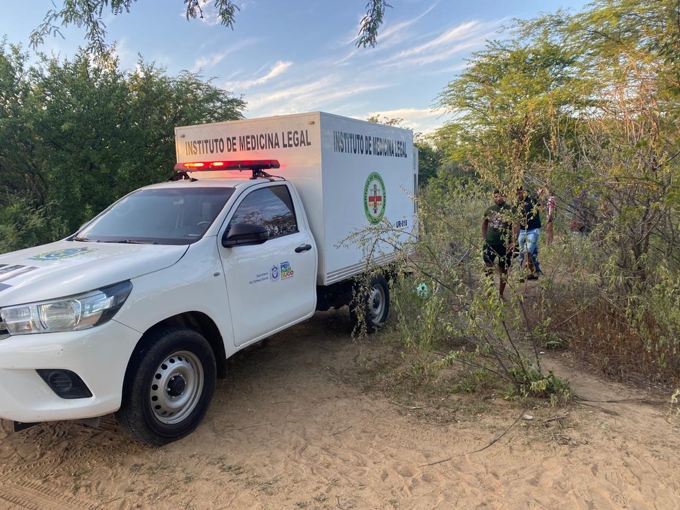IML no distrito de Caraíbas, em Santa Maria da Boa Vista — Foto: Lucilene Santos