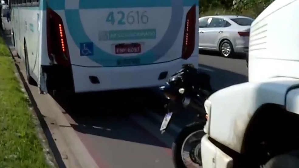 Motociclista colidiu no ponto-cego de ônibus antes de ser atropelado por caminhão na Avenida Paulino Rocha; homem não resistiu e morreu no local — Foto: TV Verdes Mares/Reprodução