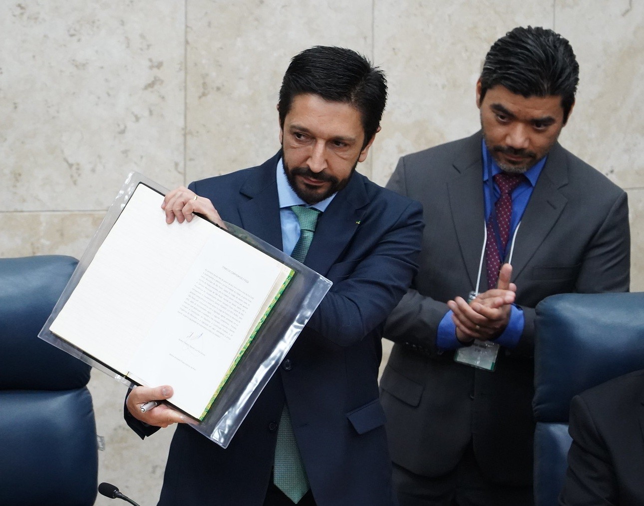 Nunes sanciona projeto que regulamenta motos por aplicativo na cidade de SP; veja regras