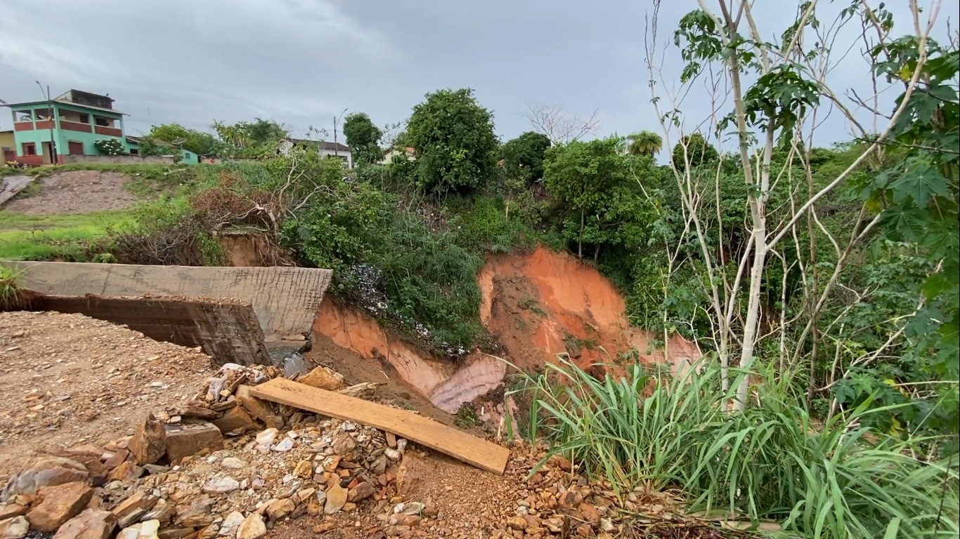 Chuva provoca deslizamento de terra e deixa moradores em alerta em Monte Alegre, no Pará