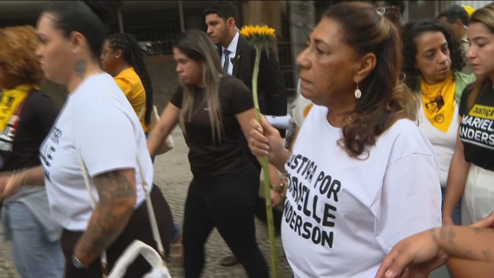 Marinete, mãe de Marielle Franco, caminha ao lado da neta, Luyara, filha da vereadora, em direção ao Tribunal de Justiça do Rio — Foto: Reprodução/ TV Globo