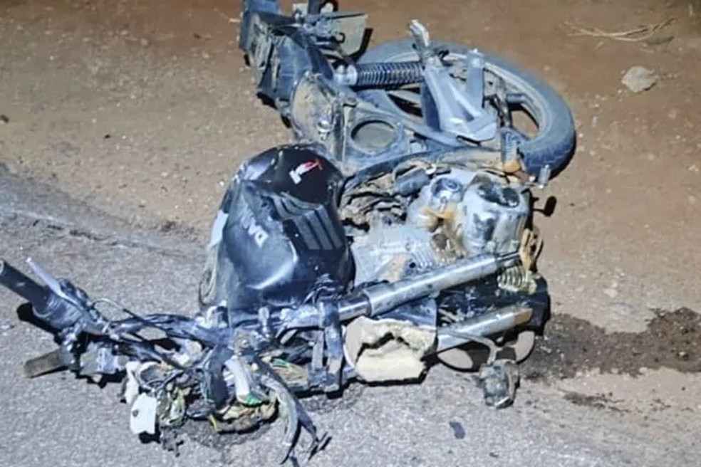 Moto ficou destruída após acidente na BA-262 — Foto:  Achei Sudoeste