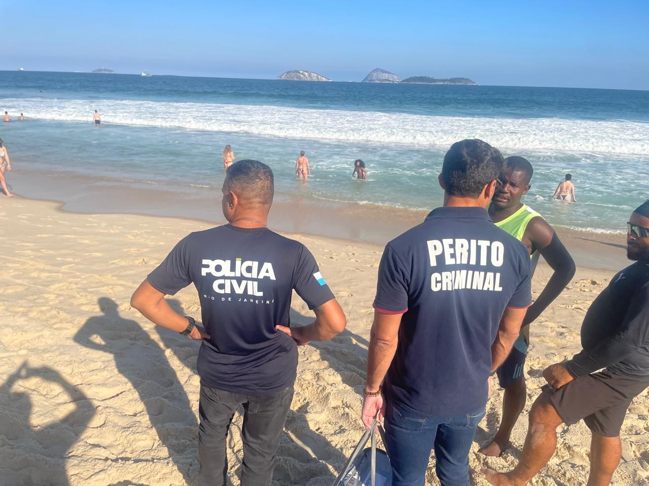 Polícia Civil investiga manchas de substância escura encontradas na areia da Praia de Ipanema