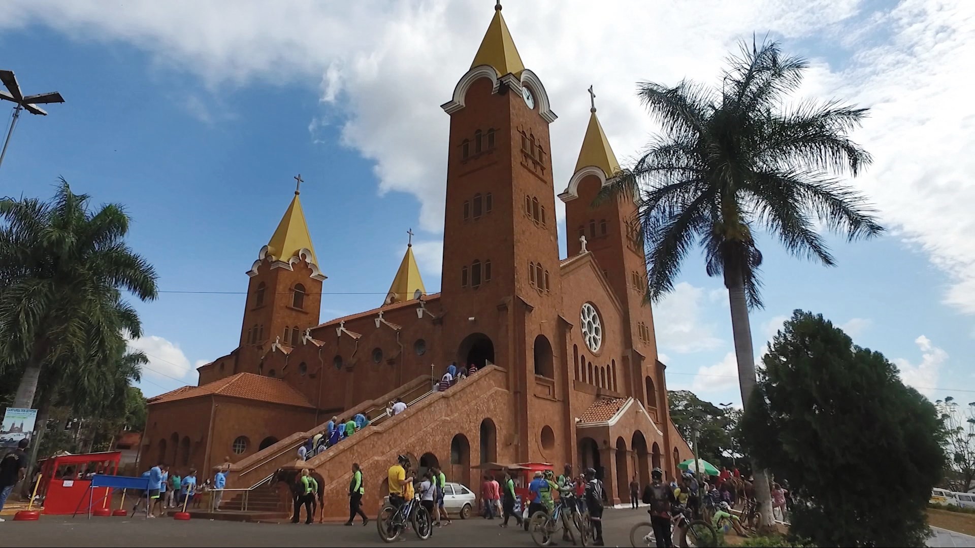 
Nossa Senhora da Abadia: saiba tudo sobre a festa em Romaria, estrutura da estrada para romeiros, horários de missas e funcionamento do comércio na região 