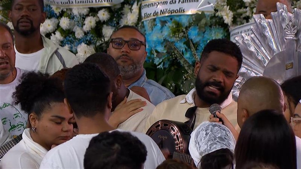 Arlindinho canta 'O Show Tem Que Continuar', no velório do pai — Foto: Reprodução/TV Globo