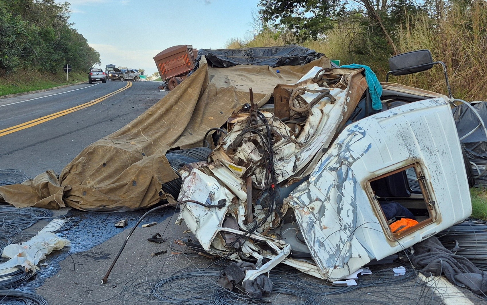 Três ficam feridos após acidente entre carretas e caminhonete na MG-050, em São José da Barra, MG