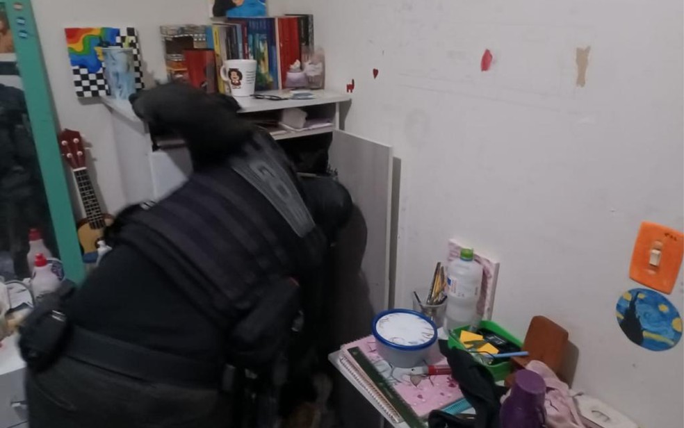 Buscas na casa de PM investigado por roubar droga de traficantes e extorquí-los — Foto: Polícia Civil/Divulgação
