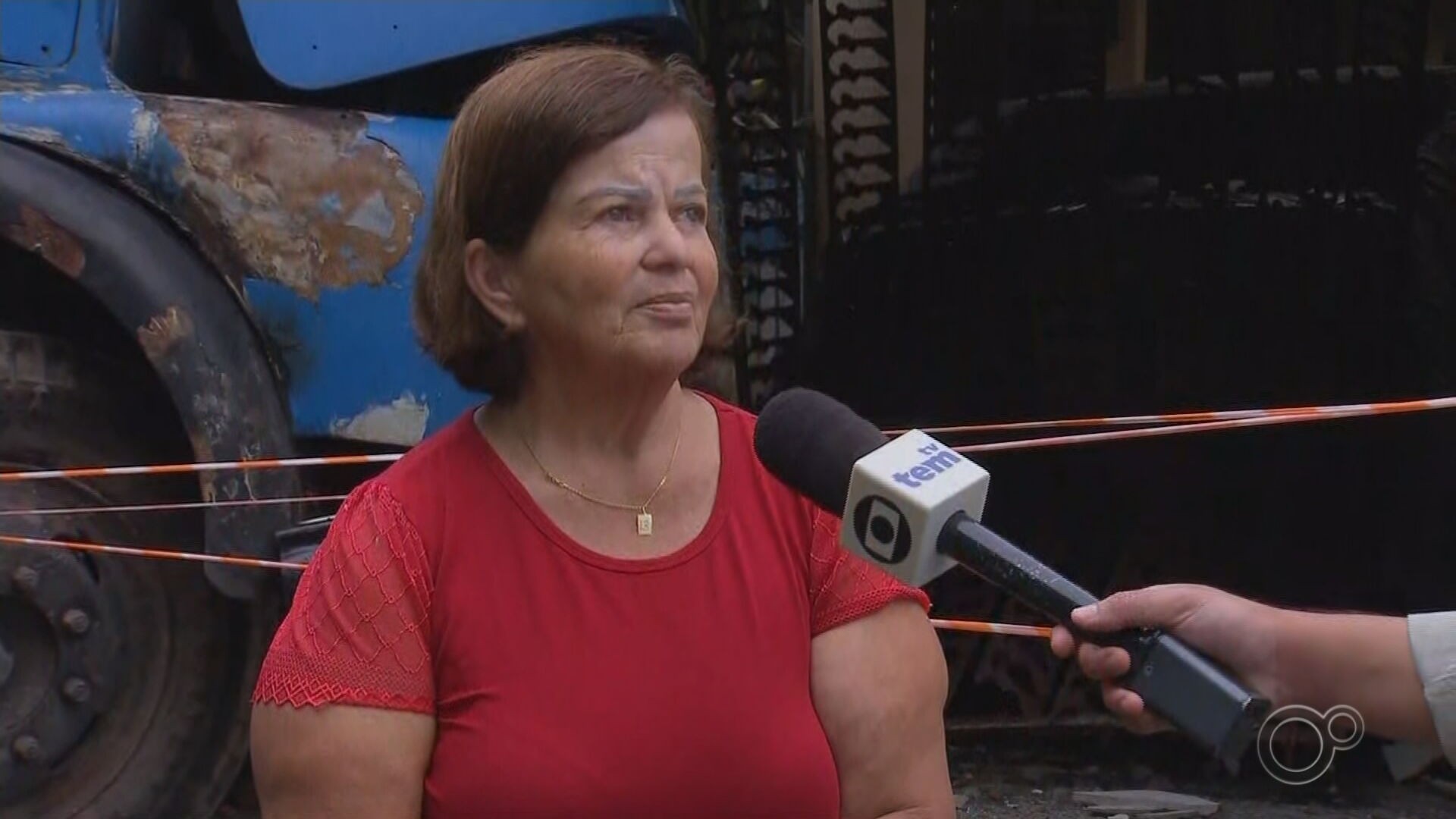 'Só agradeci a Deus por ter saído com vida', diz mulher que viu caminhão invadir garagem de casa em que estava com os netos