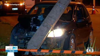 Motorista tenta desviar de ciclista e bate em poste na capital