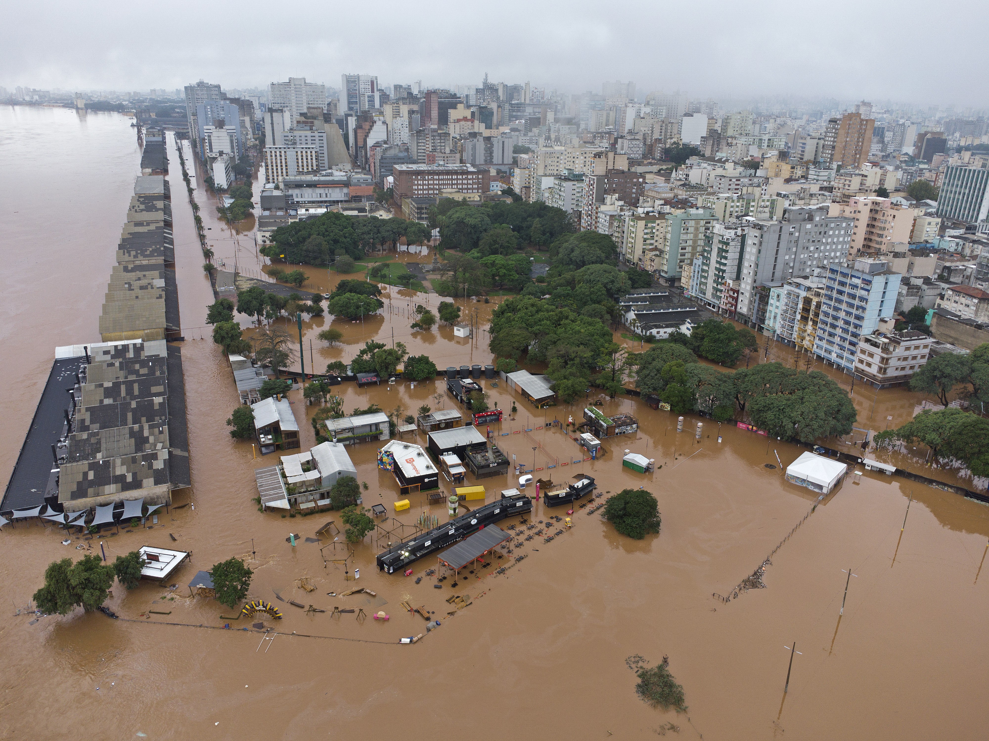 Lixo toma ruas de Porto Alegre onde a água já baixou; há alerta de perigo para o Norte do RS
