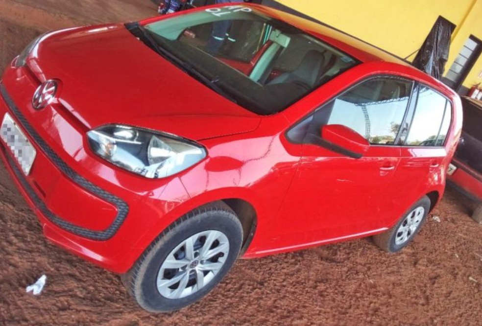 Em leilão do Detran-MS, VW Up 2014/2015, cor vermelha, está com lance inicial de R$ 8.653 — Foto: Carlos Ferrari