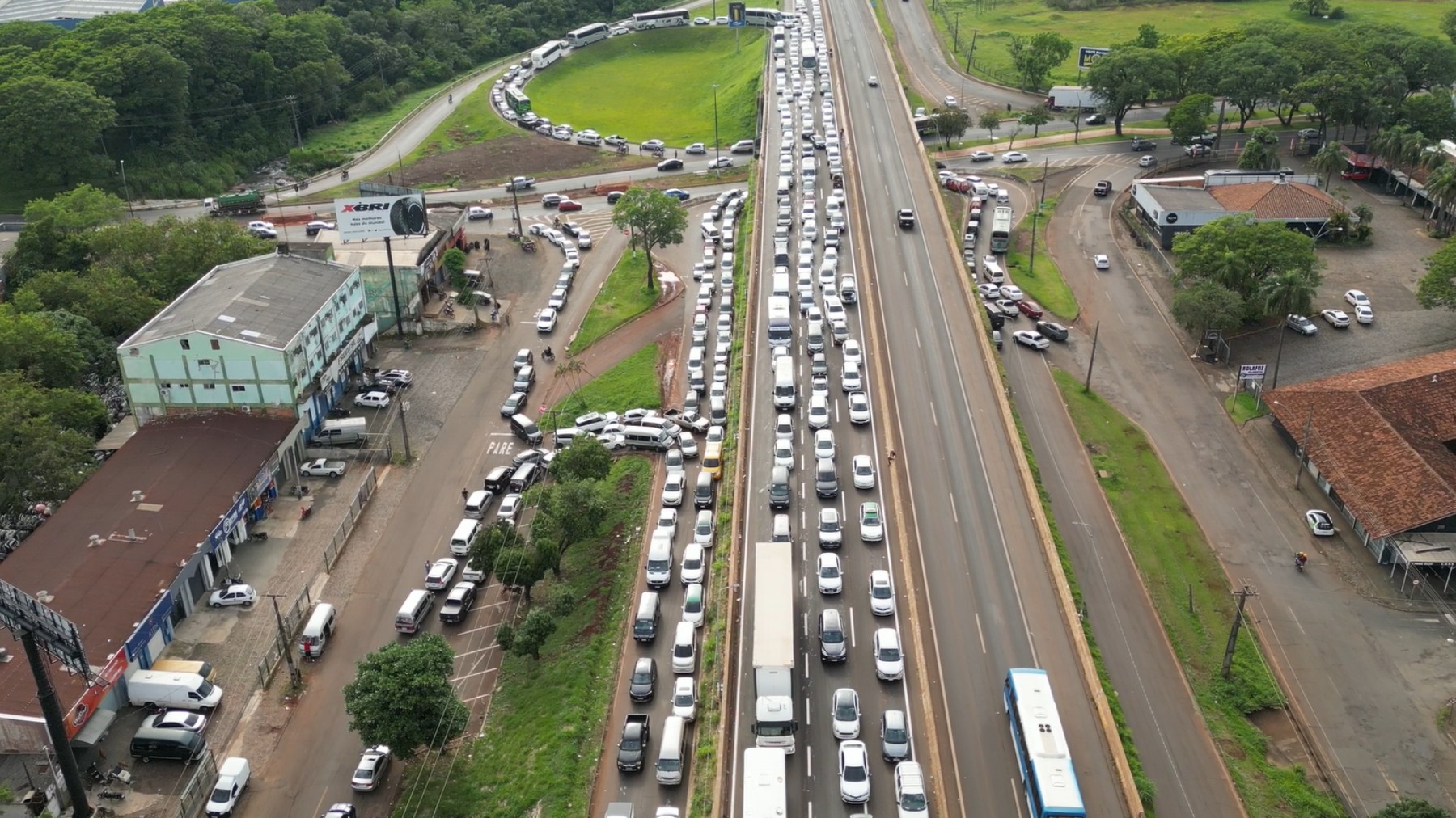 Acordo em debate entre Brasil e Paraguai gera protesto e filas quilométricas na Ponte da Amizade, em Foz do Iguaçu