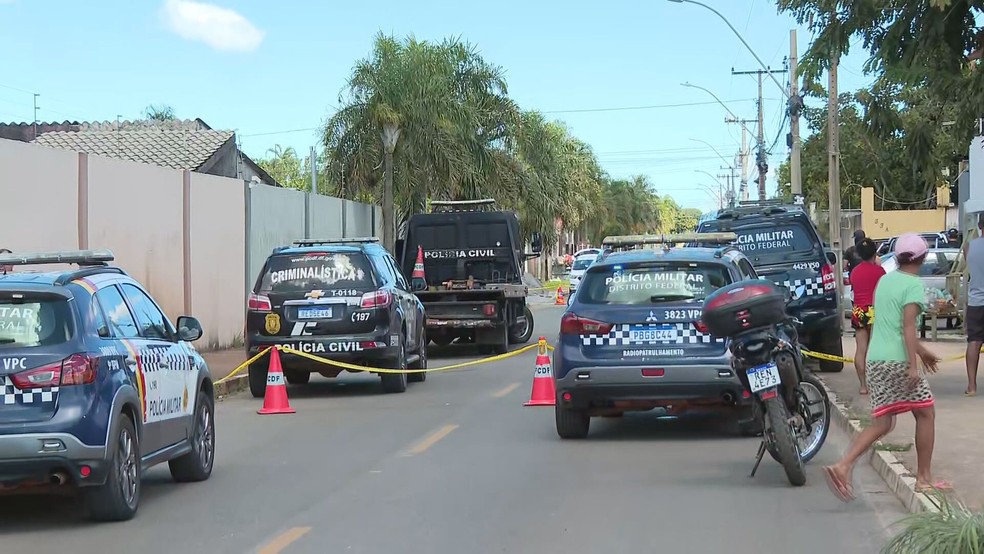 Corpos de mulher e homem são encontrados dentro de camionete no Gama. — Foto: TV Globo