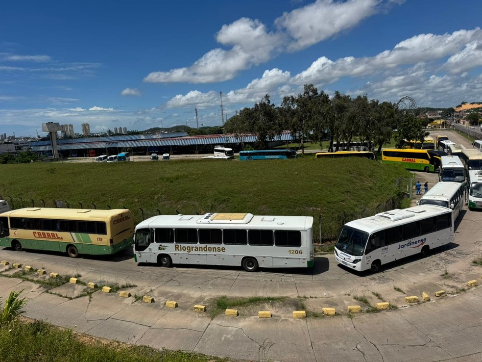 Ônibus parados na Rodoviária de Natal nesta segunda-feira (6) — Foto: Sérgio Henrique Santos/Inter TV Cabugi