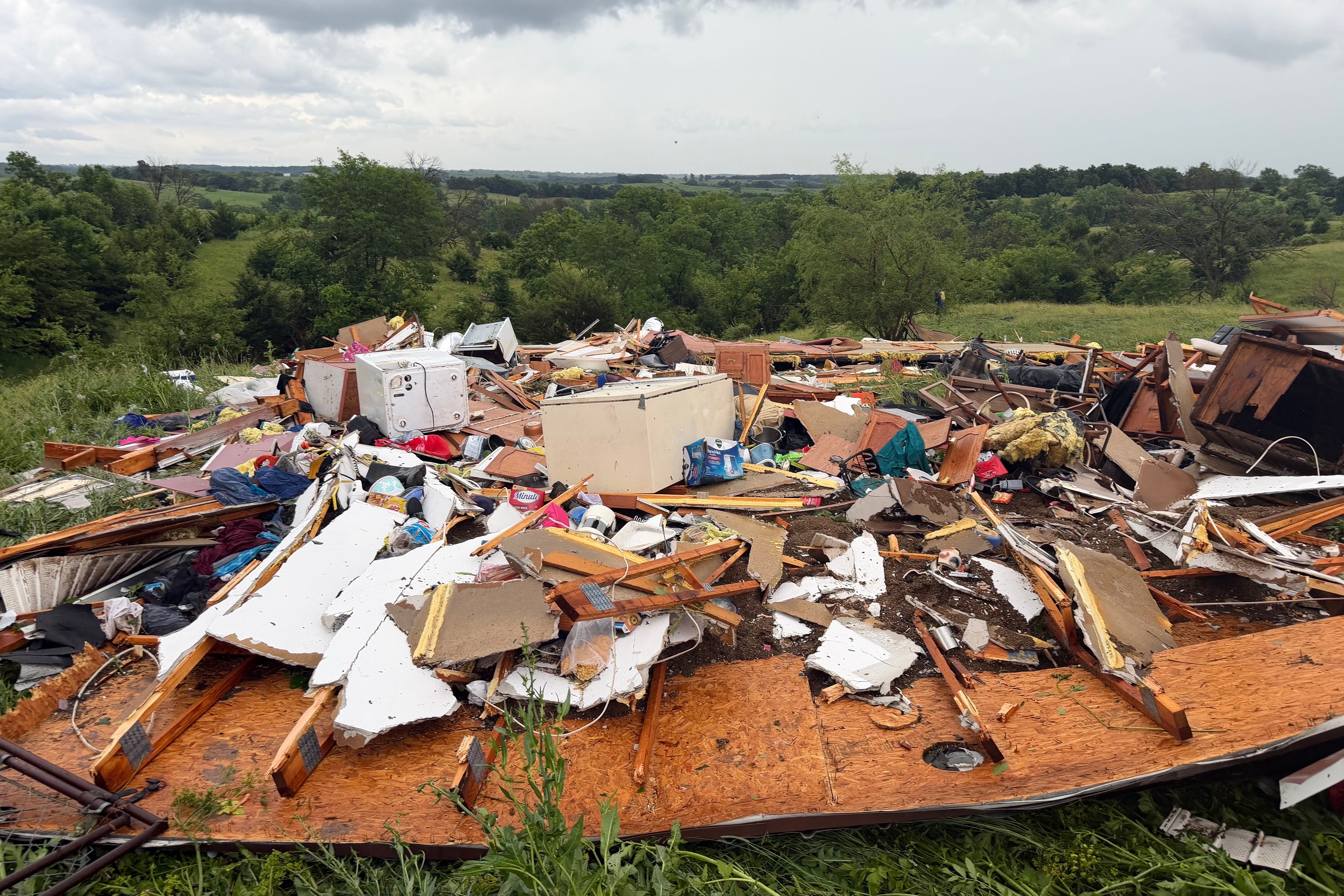 Tornado destrói casas e postes no Meio-Oeste e Nordeste dos EUA