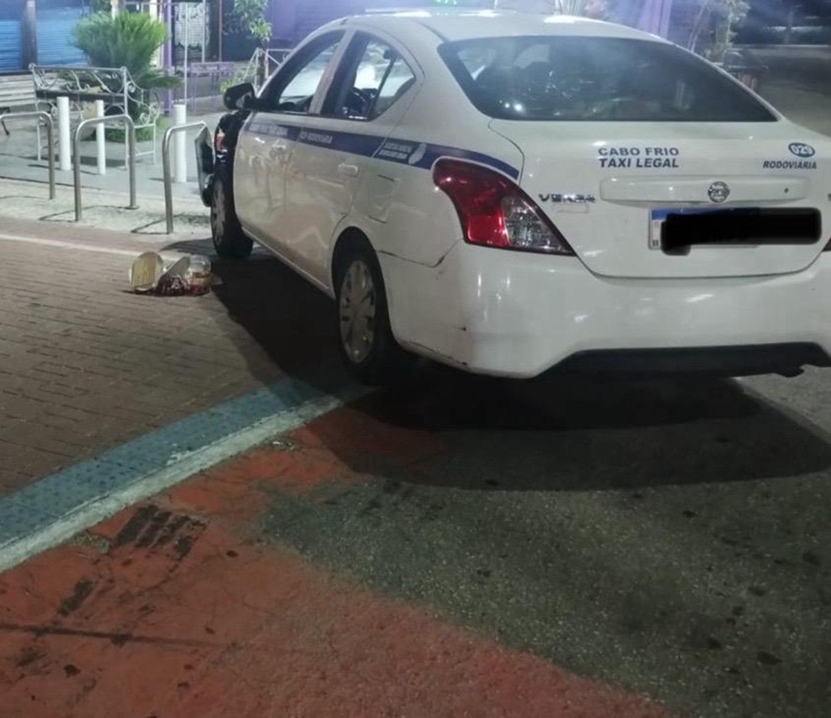 Furto, roubo e perseguição terminam com prisão após suspeito bater em poste em Cabo Frio