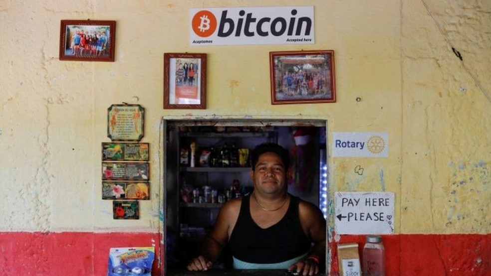 O governo fez uma grande campanha para que a população utilizasse o bitcoin no dia a dia. — Foto: Reuters via BBC