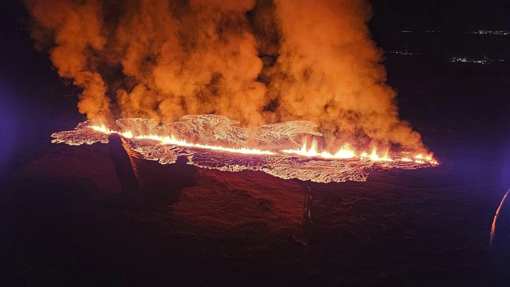 Visão aérea mostra lava sendo expelida de um vulcão perto de Grindavik, no sudeste da Islândia, neste domingo (14). — Foto: Icelandic Civil Protection via AP