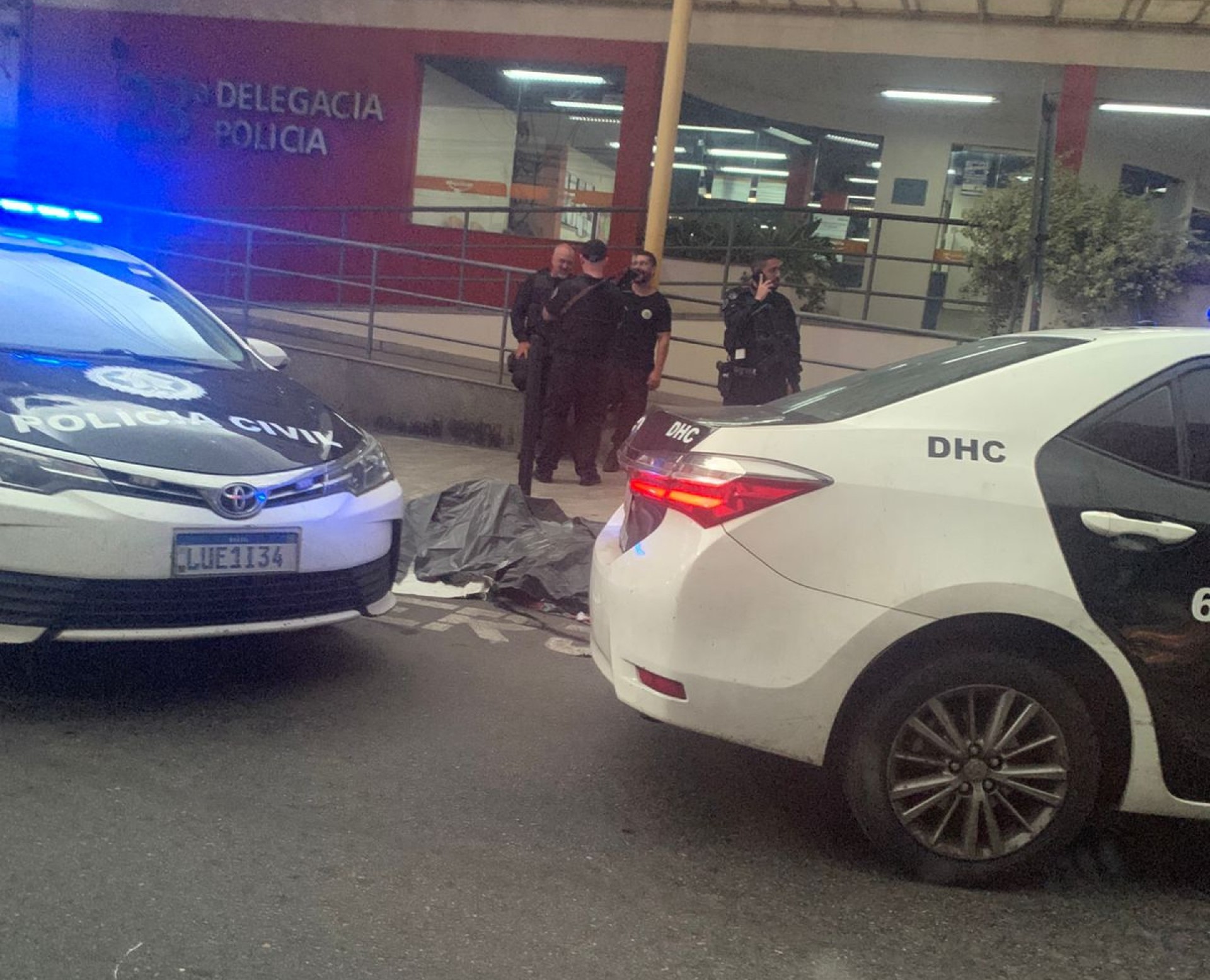 Corpos com marcas de tiros na cabeça  são deixados na porta de delegacia