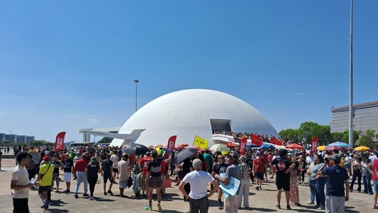 Manifestantes realizam ato contra PEC da Blindagem e PL da Anistia em Brasília - Grupo se reuniu em frente ao Museu Nacional da República, na região central da capital. Está prevista uma marcha em direção ao Congresso Nacional.