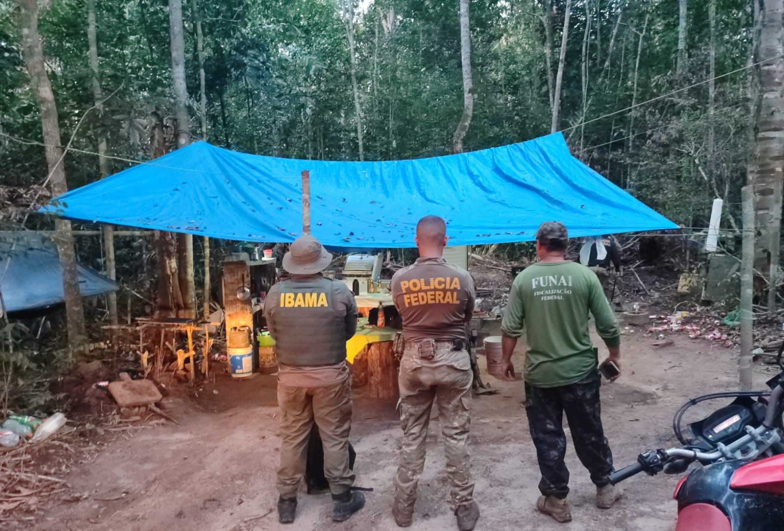 Operação da PF desmonta acampamentos ilegais e apreende motos em terra indígena de RO