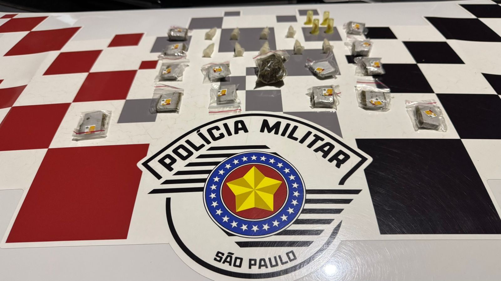 Suspeito de tráfico diz que vendeu drogas para pessoa dentro de escola em Iracemápolis, afirma PM