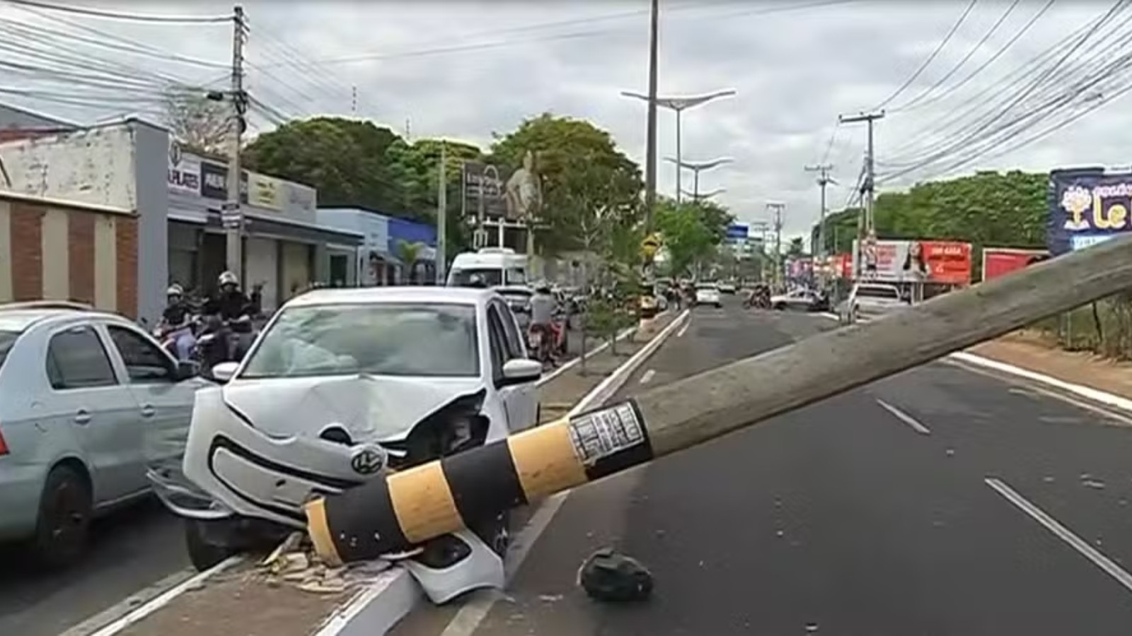 Motorista bate em poste ao usar celular no trânsito e bloqueia via Juazeiro do Norte