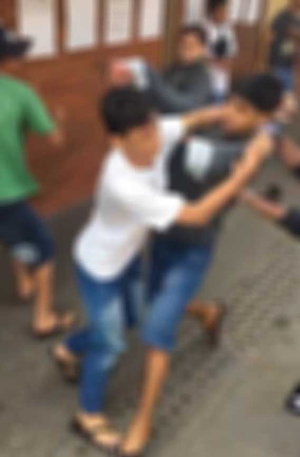 Jovens tentam invadir carreta com crianças e causam briga generalizada com  os pais - Fotos - R7 Minas Gerais