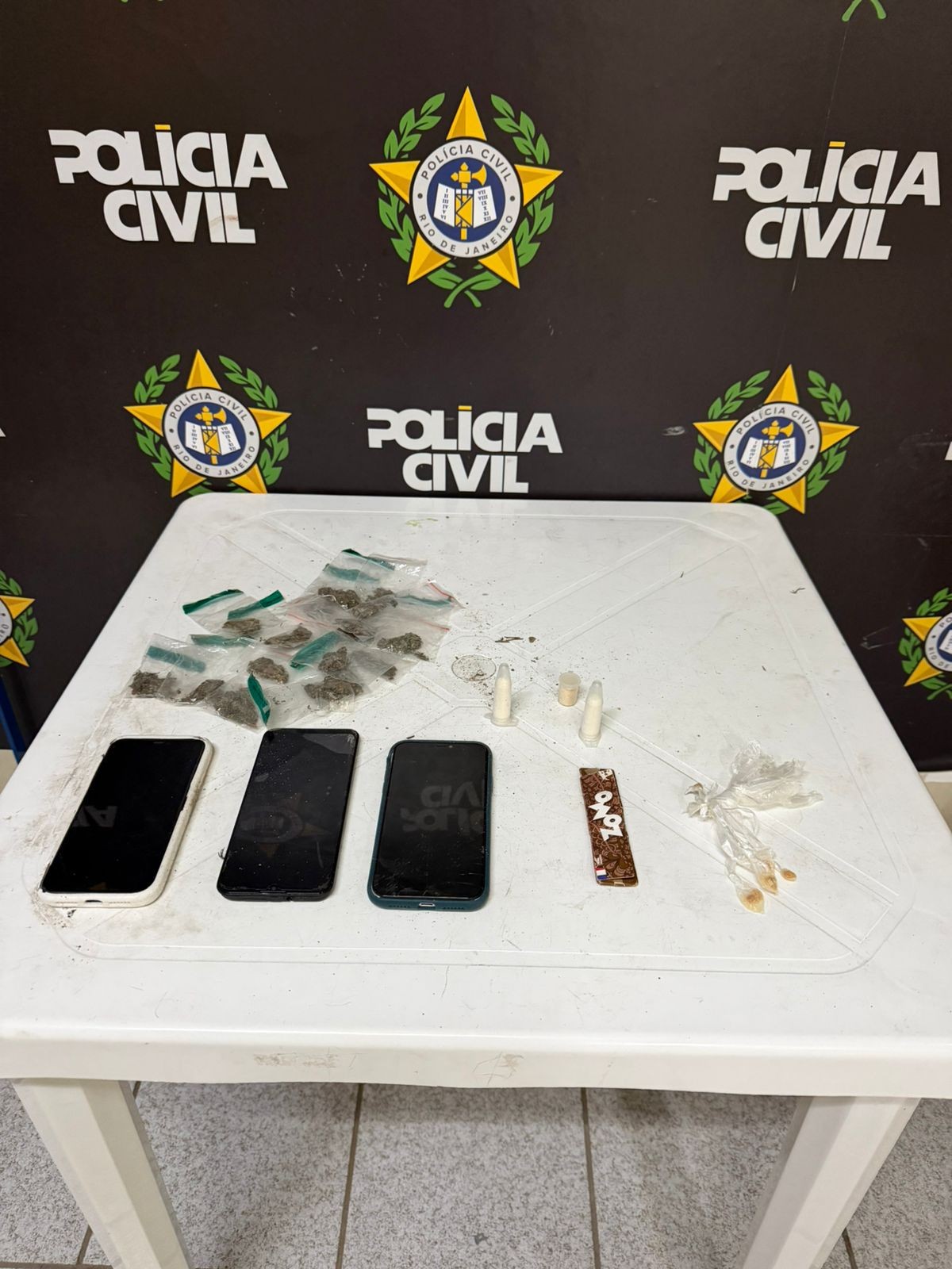 Dois jovens são presos e adolescente apreendido por tráfico de drogas em Barra Mansa