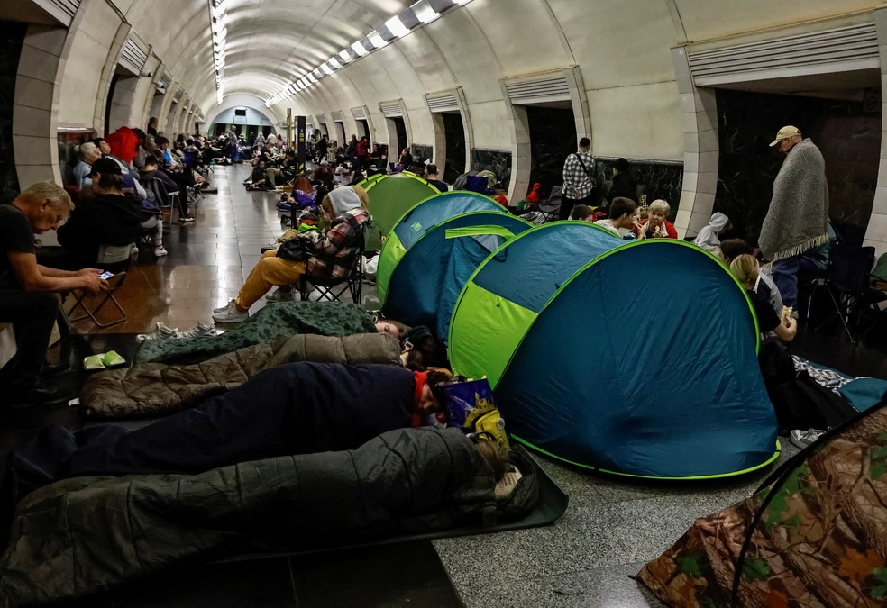 Moradores de Kiev montam barracas de acampamento e sacos de dormir em estação de metrô durante a madrugada de bombardeios da Rússia à cidade, em 4 de julho de 2025. — Foto: Yan Dobronosov/ Reuters