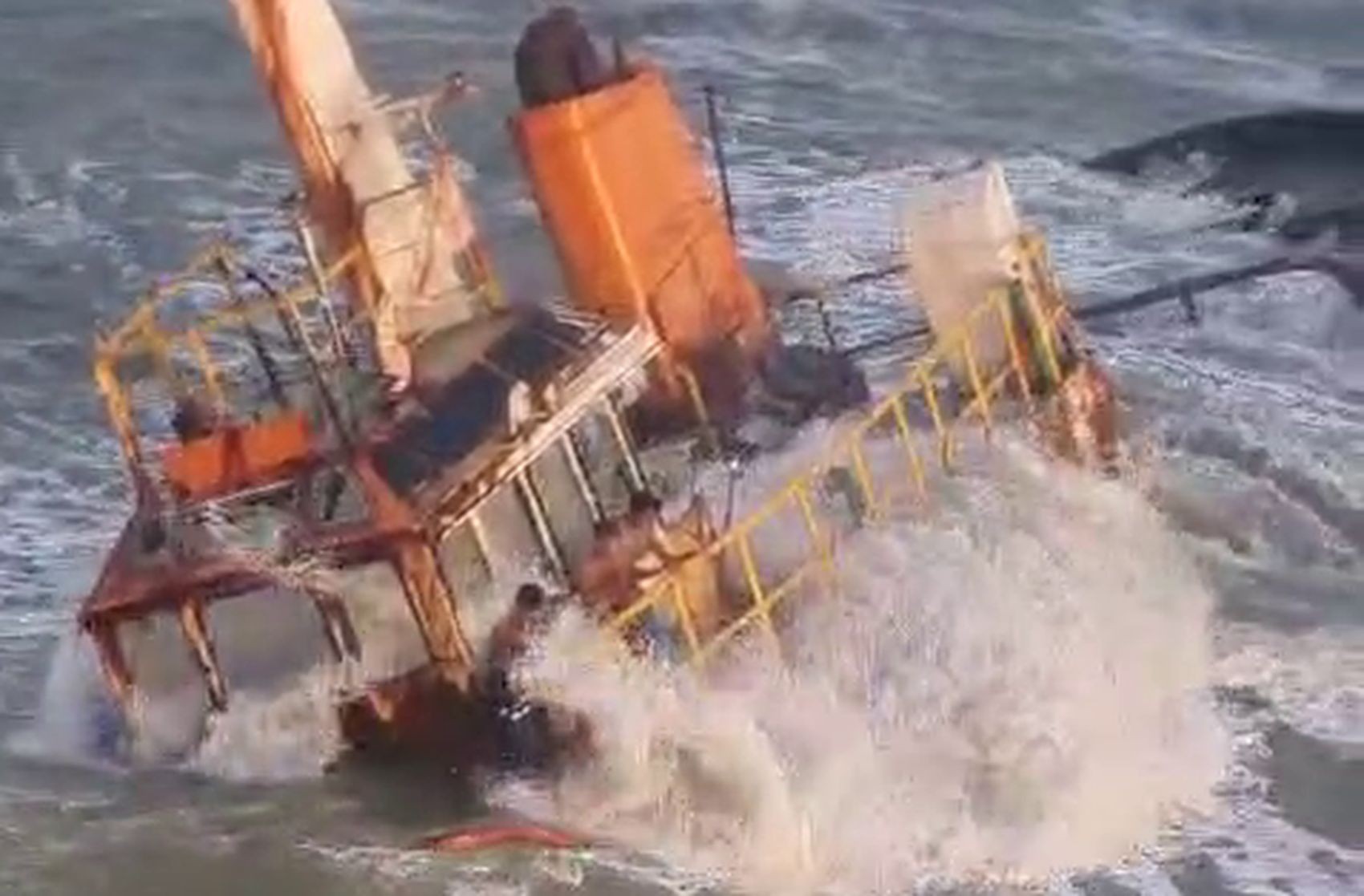 VÍDEO: adolescentes são resgatados de embarcação encalhada no mar na Praia da Caueira