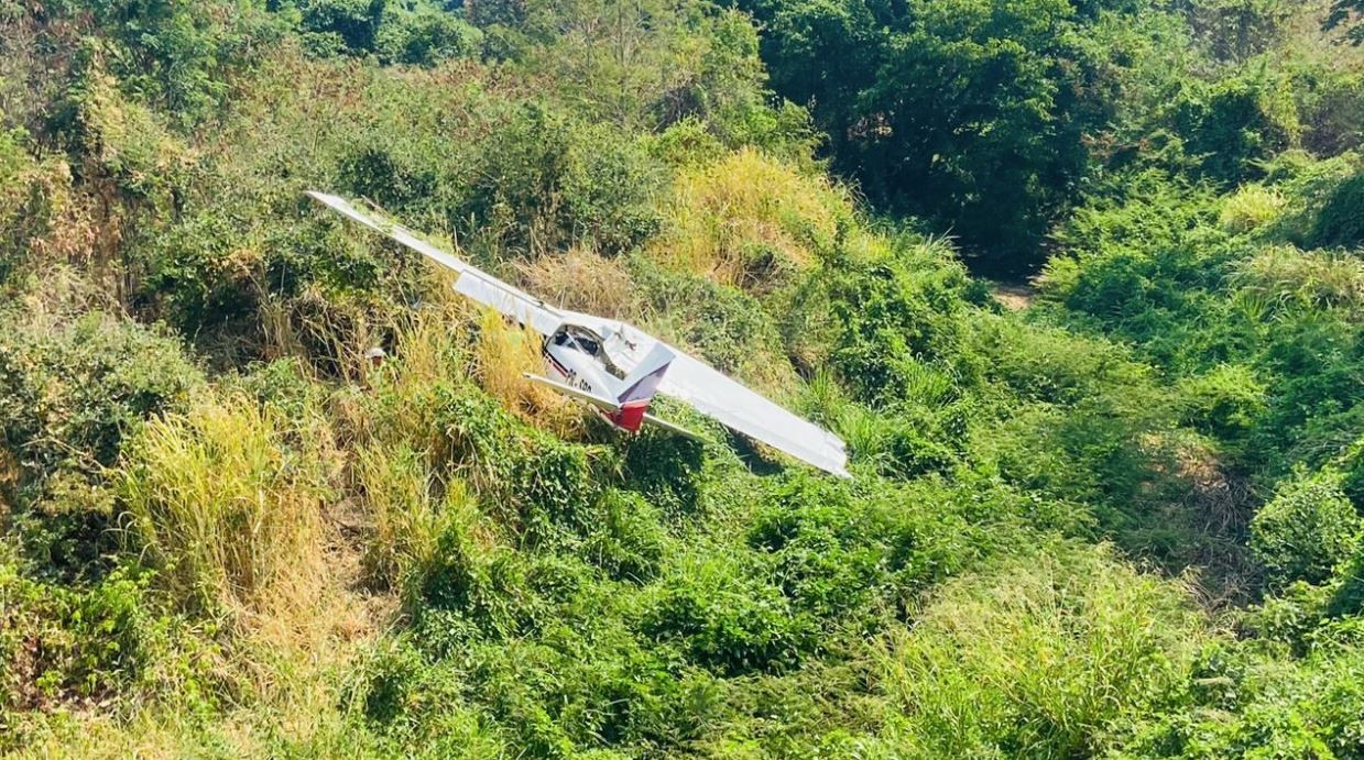 Vídeo: Avião monomotor faz pouso forçado em área de mato com duas pessoas a bordo, no Ceará