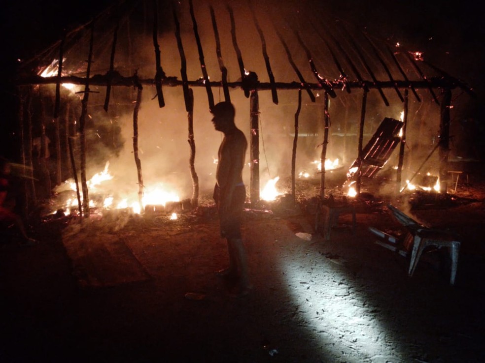 Indígena próximo a casa destruída por incêndio — Foto: Divulgação