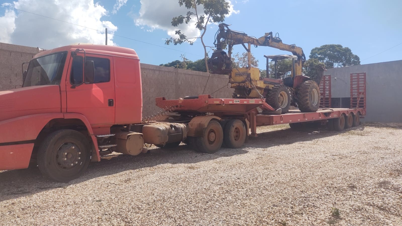 Avaliado em R$ 300 mil, trator furtado às margens da BR-040 é localizado na BR-135