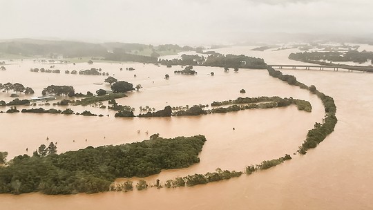 Enchentes deixam 1 morto e 50 mil pessoas ilhadas na Austrália - Em apenas dois dias, em algumas regiões do estado de Nova Gales do Sul, onde fica a cidade de Sydney, choveu o equivalente a quatro meses.