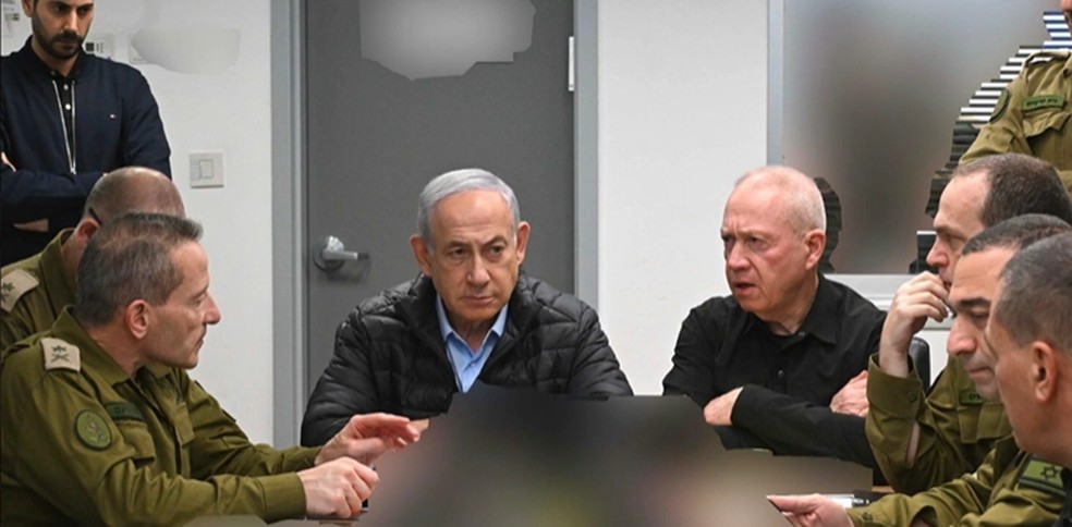 Primeiro-ministro Benjamin Netanyahu aparece reunido com militares enquanto Israel ataca o Irã, em 26 de outubro de 2024 — Foto: Governo de Israel