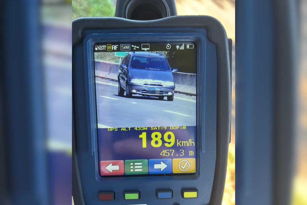 Motorista é multado ao dirigir carro a quase 190 km/h durante feriado em rodovia de Pirapozinho (SP) — Foto: Reprodução/Polícia Rodoviária