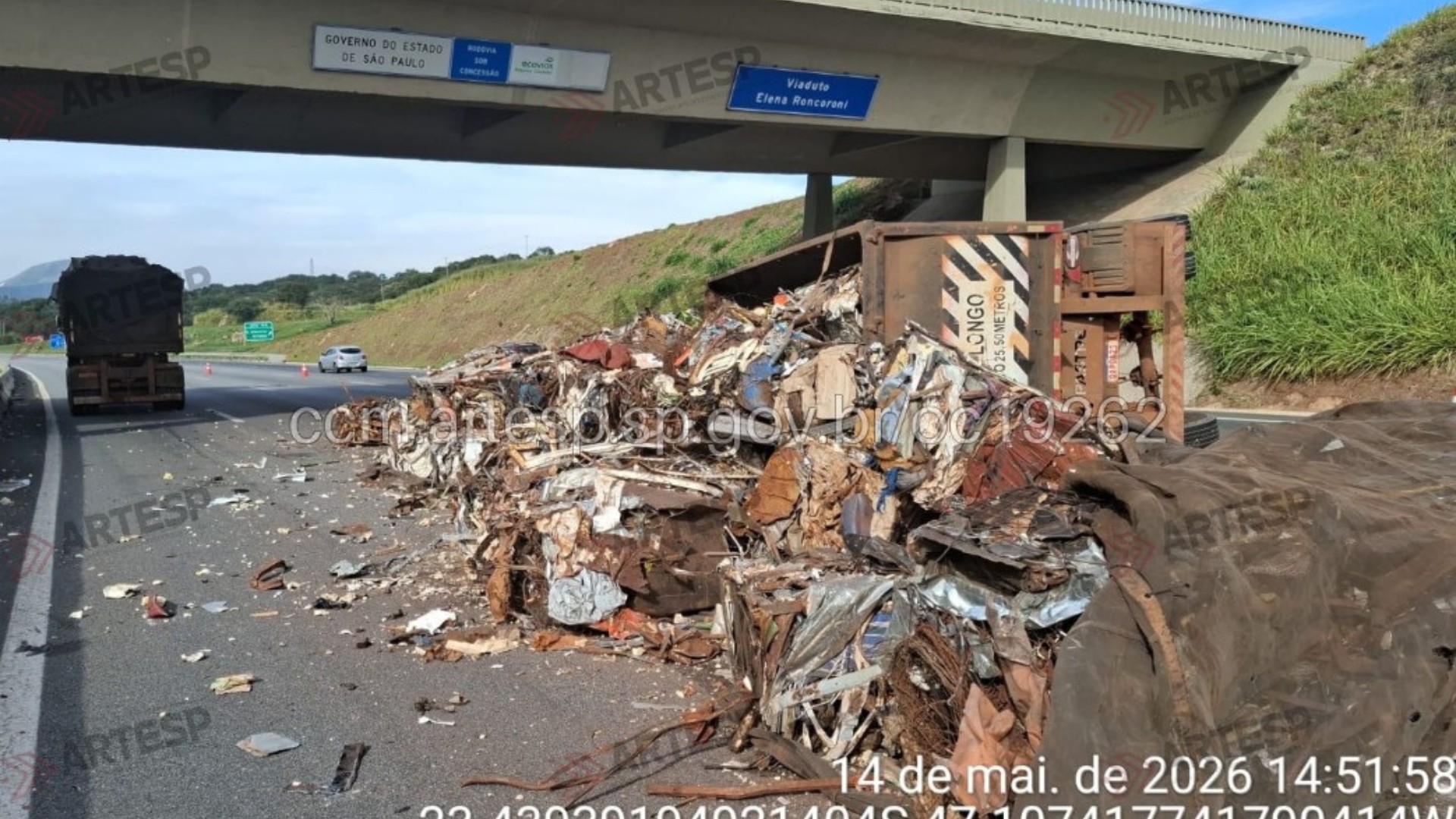 Carreta tomba e causa 10 km de congestionamento na Castello Branco em Araçariguama