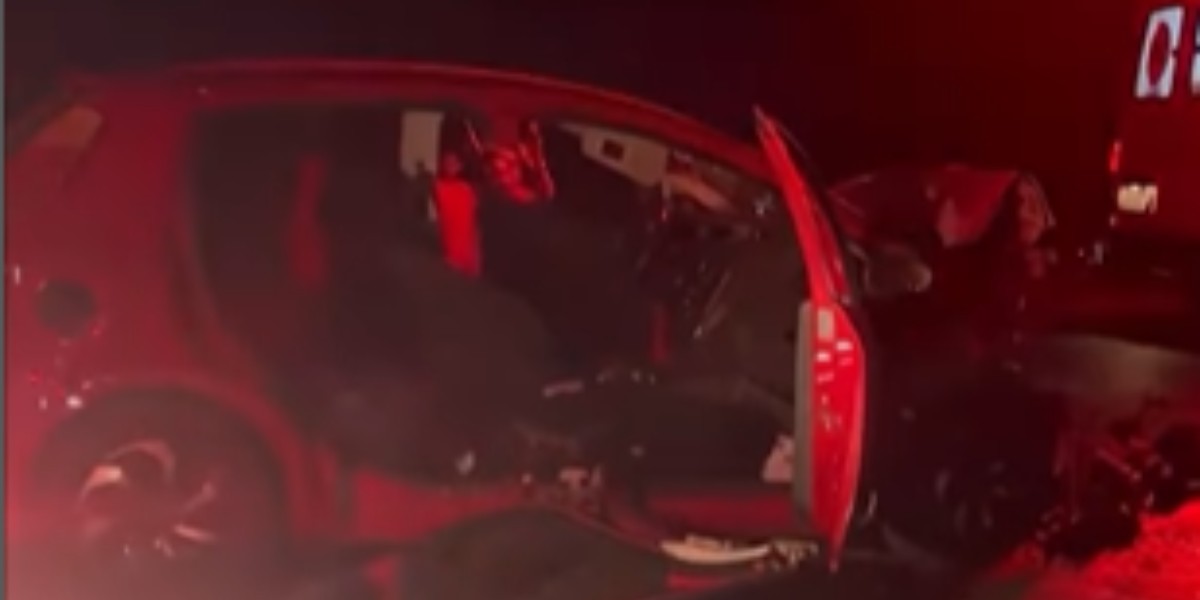 Acidente envolvendo dois carros deixa uma idosa morta e sete feridos na BR-365, em Pirapora