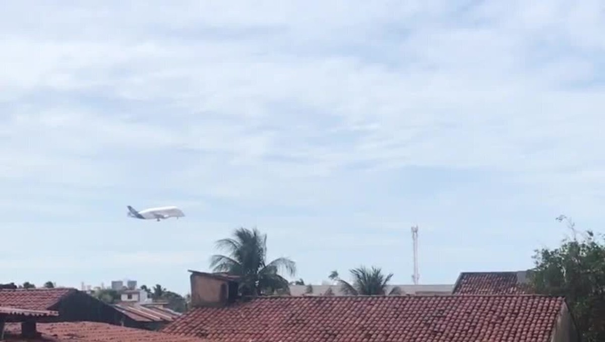 Avião-baleia chega a Fortaleza e pousa no Brasil pela primeira vez; veja  vídeo