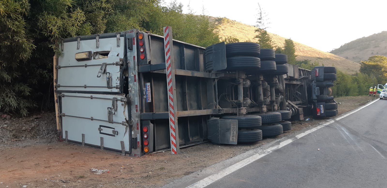 Caminhão com produtos lácteos tomba e tem carga saqueada na BR-116