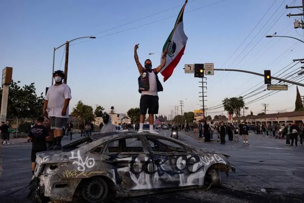 Em agosto, criadores de conteúdo descreveram vídeos sobre os protestos em Los Angeles (EUA) como sendo imagens de um 'festival de música', acreditando que isso impediria sua derrubada pelos algoritmos das redes sociais — Foto: Reuters via BBC