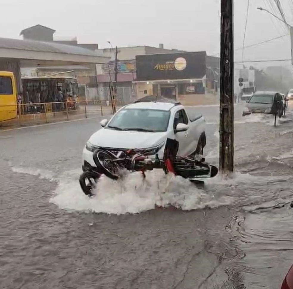 Ruas e avenidas ficaram alagadas em Araguaína — Foto: Divulgação/Redes sociais