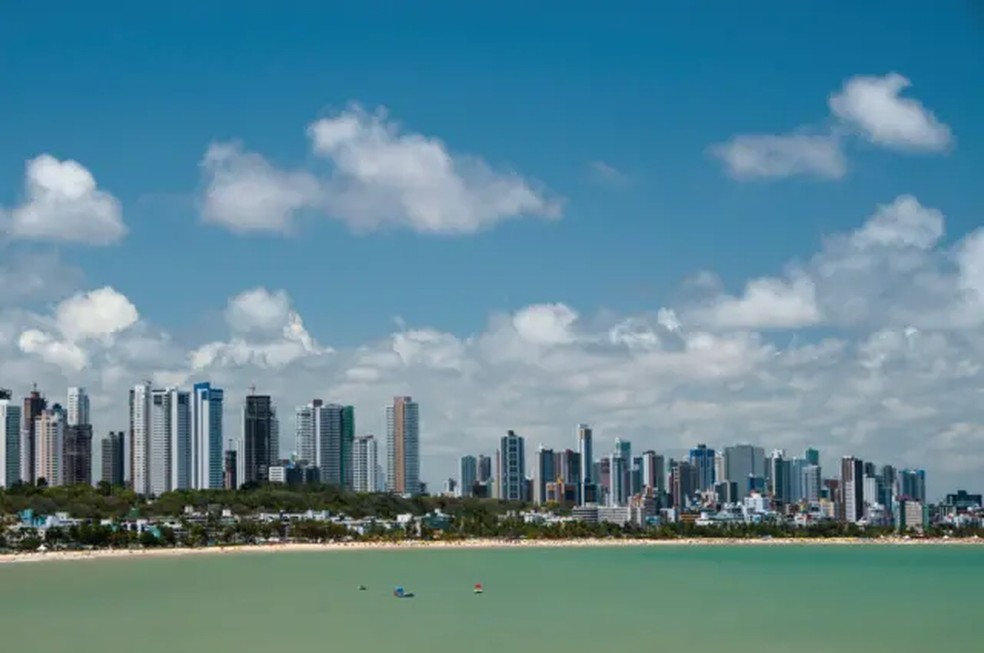 Lei de zoneamento impede prédios altos na orla de João Pessoa, mas logo atrás são erguidos alguns dos maiores edifícios do Brasil — Foto: Getty Images