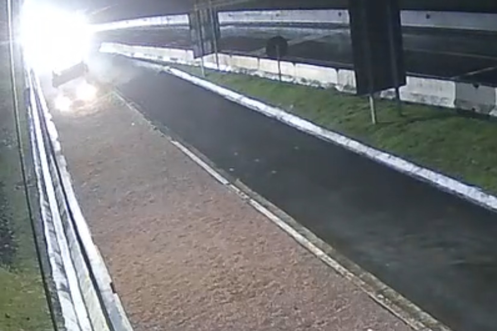 VÍDEO: caminhão carregado com cereais perde freio e entra em área de escape da BR-277, no Paraná
