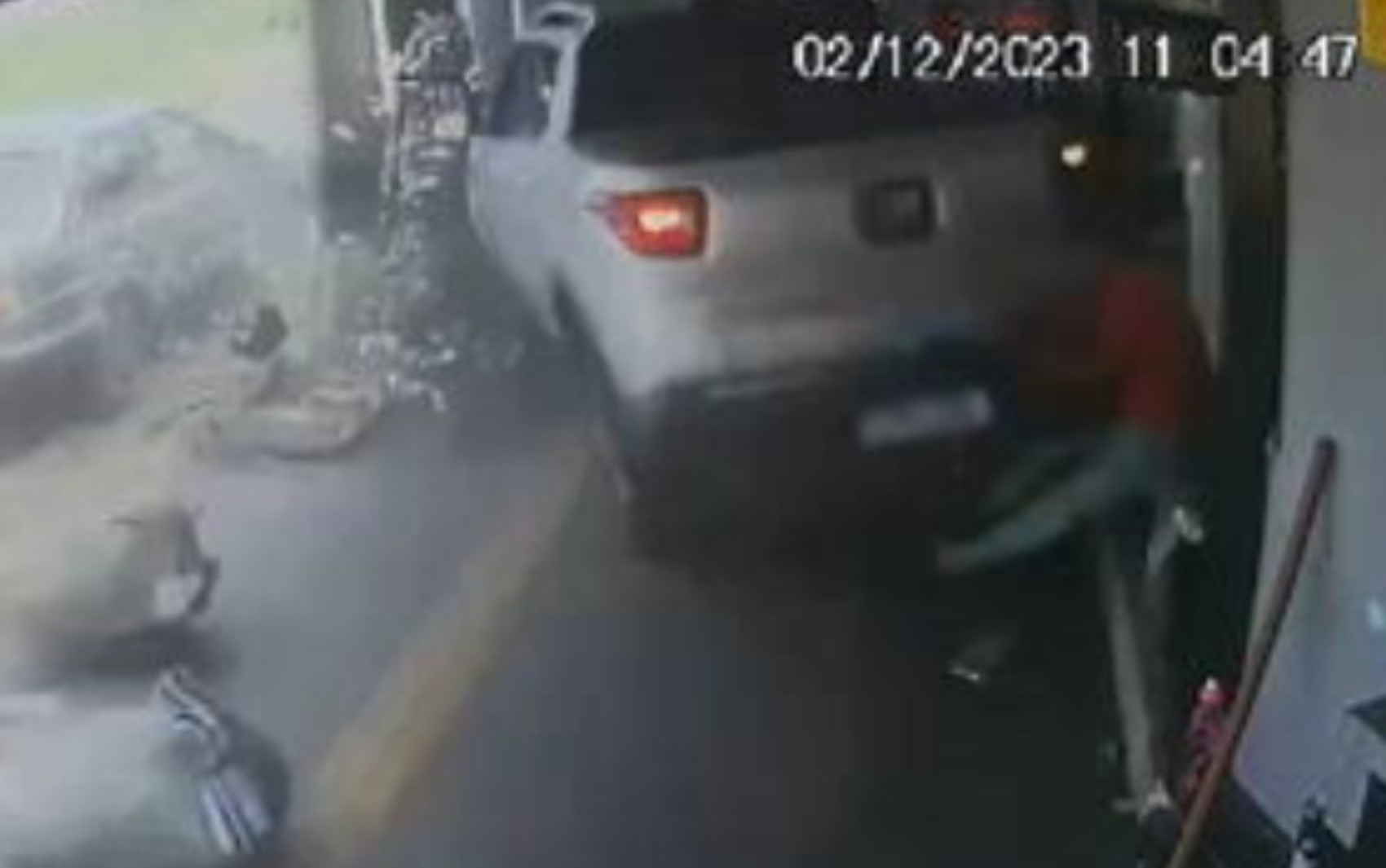 Cliente é arremessado para dentro de distribuidora após ser atingido por carro desgovernado em Goiânia; vídeo