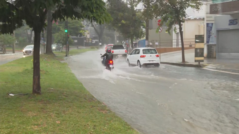 Enxurrada na Avenida Sebastião de Brito, em BH.