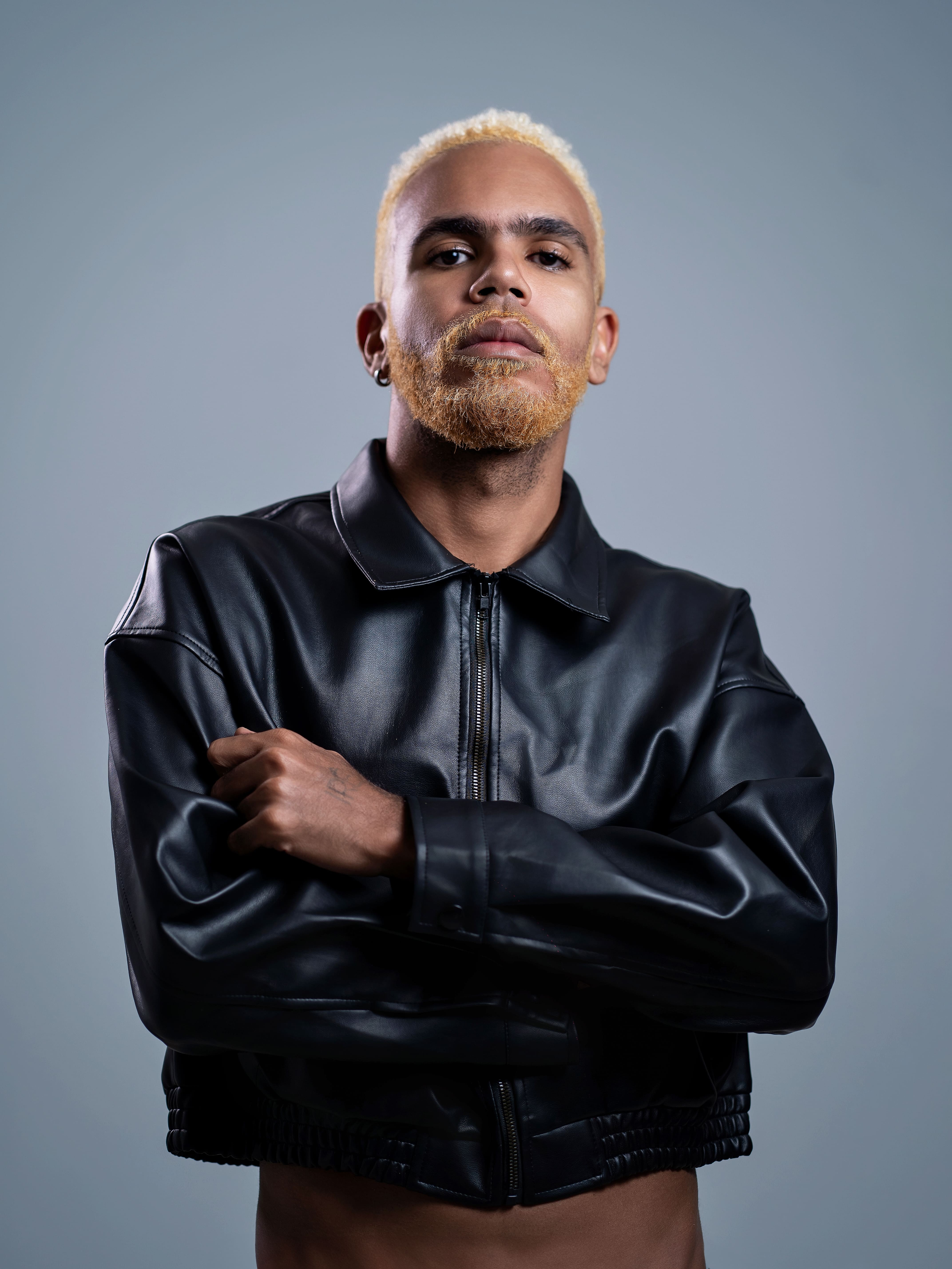 Cantor Hiran é vítima de ataques homofóbicos após lançar disco em que denuncia homofobia no rap